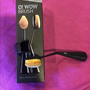 O! WOW make-up brush with protective cover.